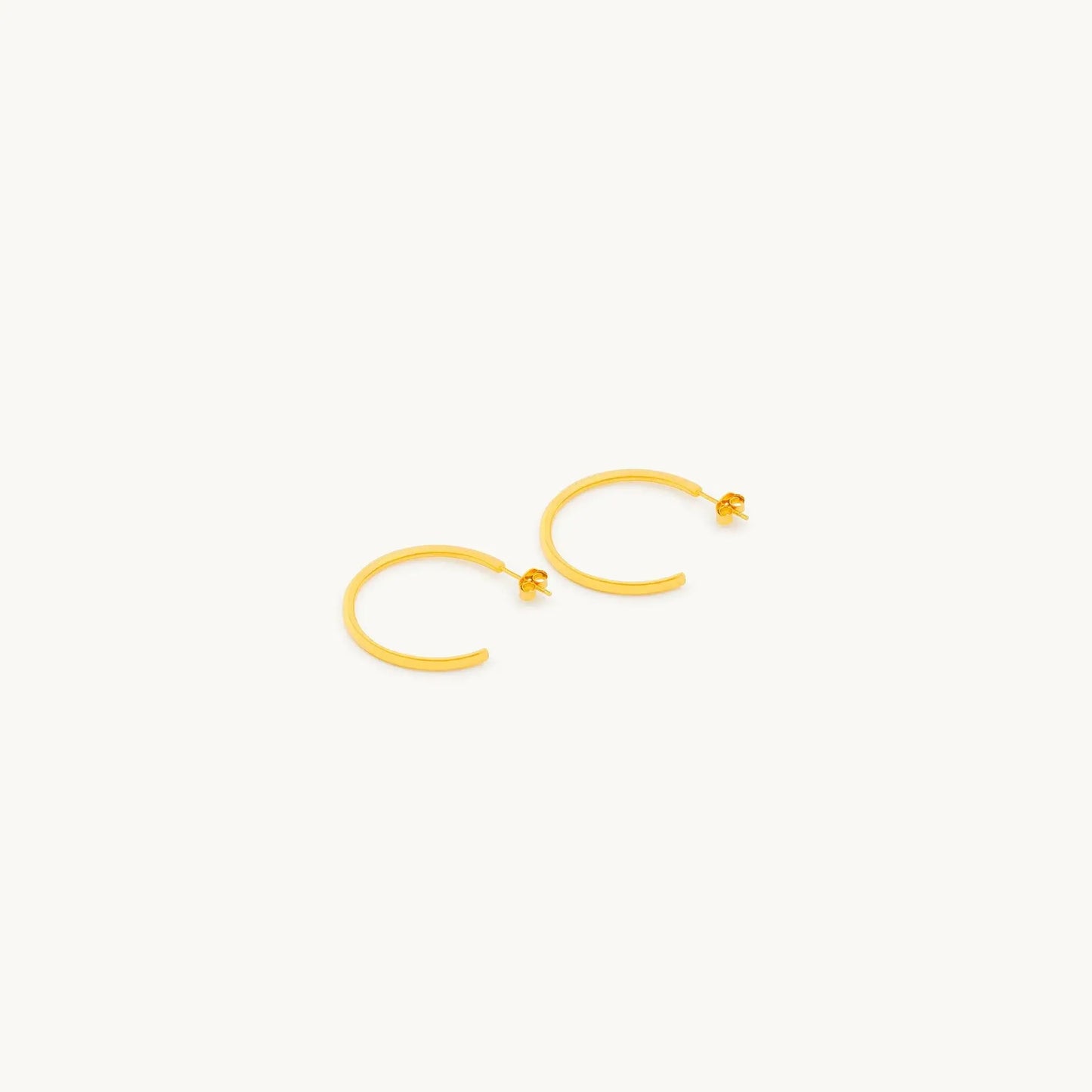Elegante Ohrringe mit strukturiertem Goldfinish