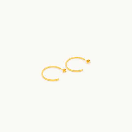Elegante Ohrringe mit strukturiertem Goldfinish
